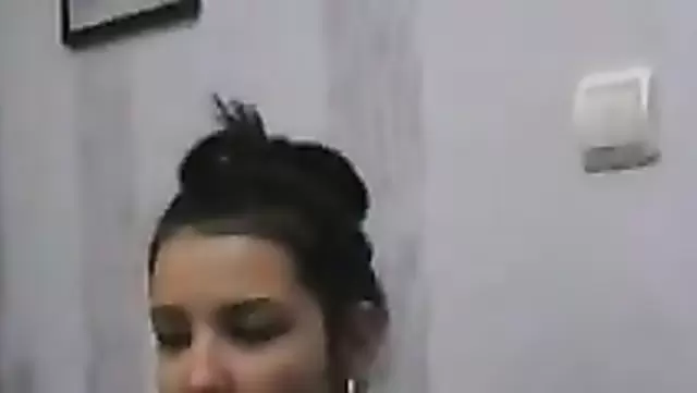 Девушка из Маргилана показала голый зад